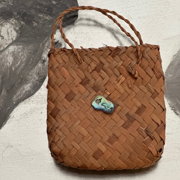 Hand woven miniature bag w/Paua Shell - Picture 3 of 5